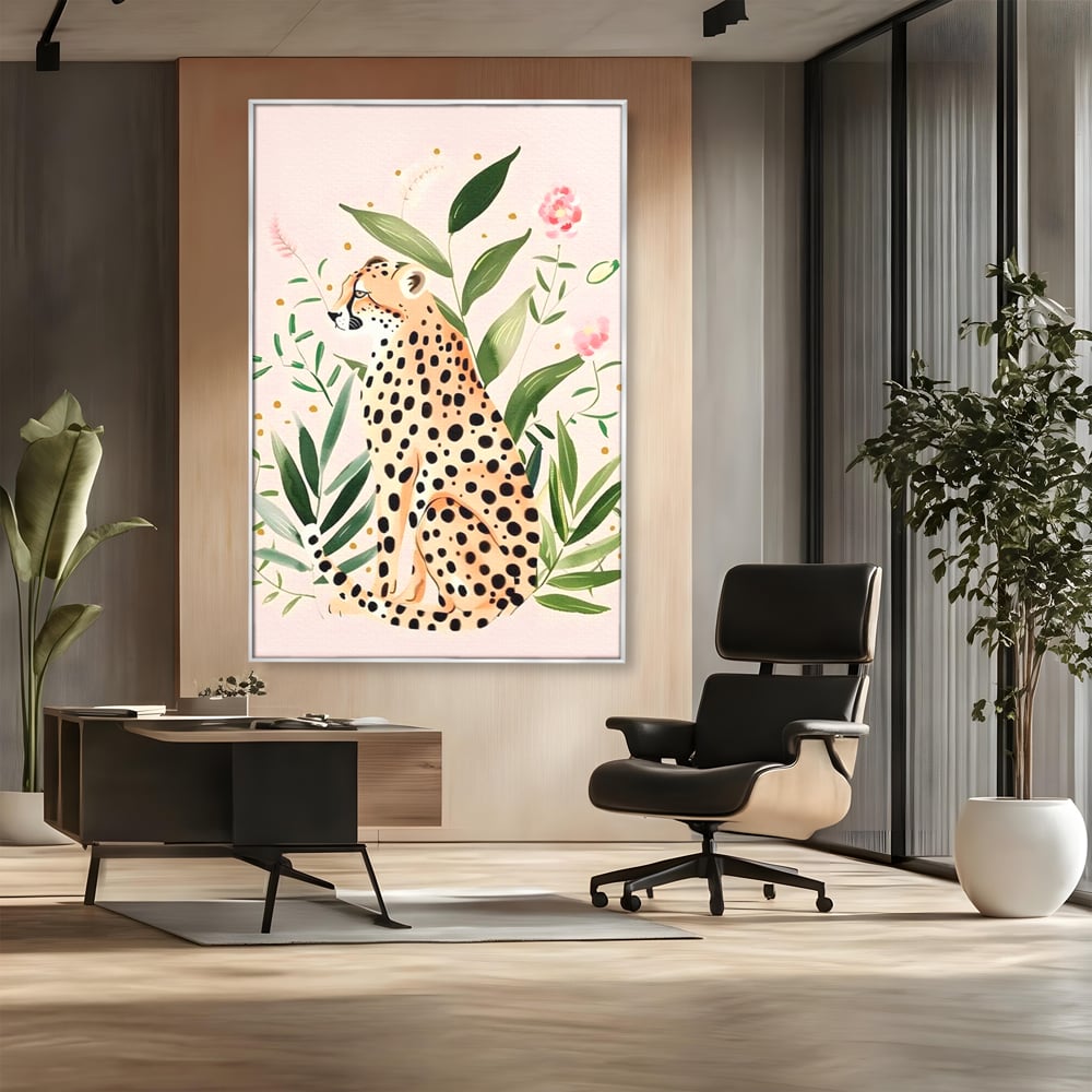 Tablou canvas cu tablou canvas cu leopard si frunze tropicale, in rama de aluminiu argintiu, pe perete intr-un birou